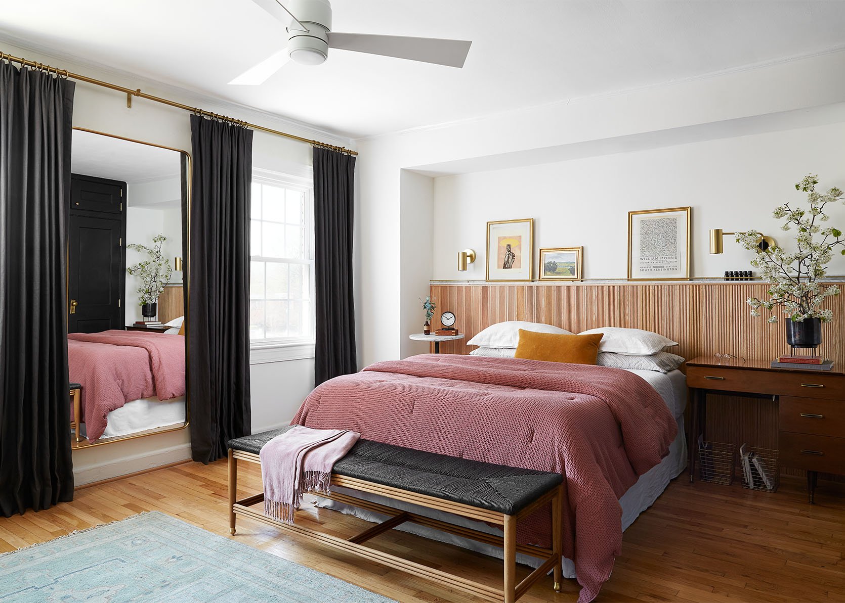 Nuoroda į viršų: Kalėdoms ieškoma kavos staliuko knyga, Arlyn darbštus šluota ir virusinis sieninis šviestuvas