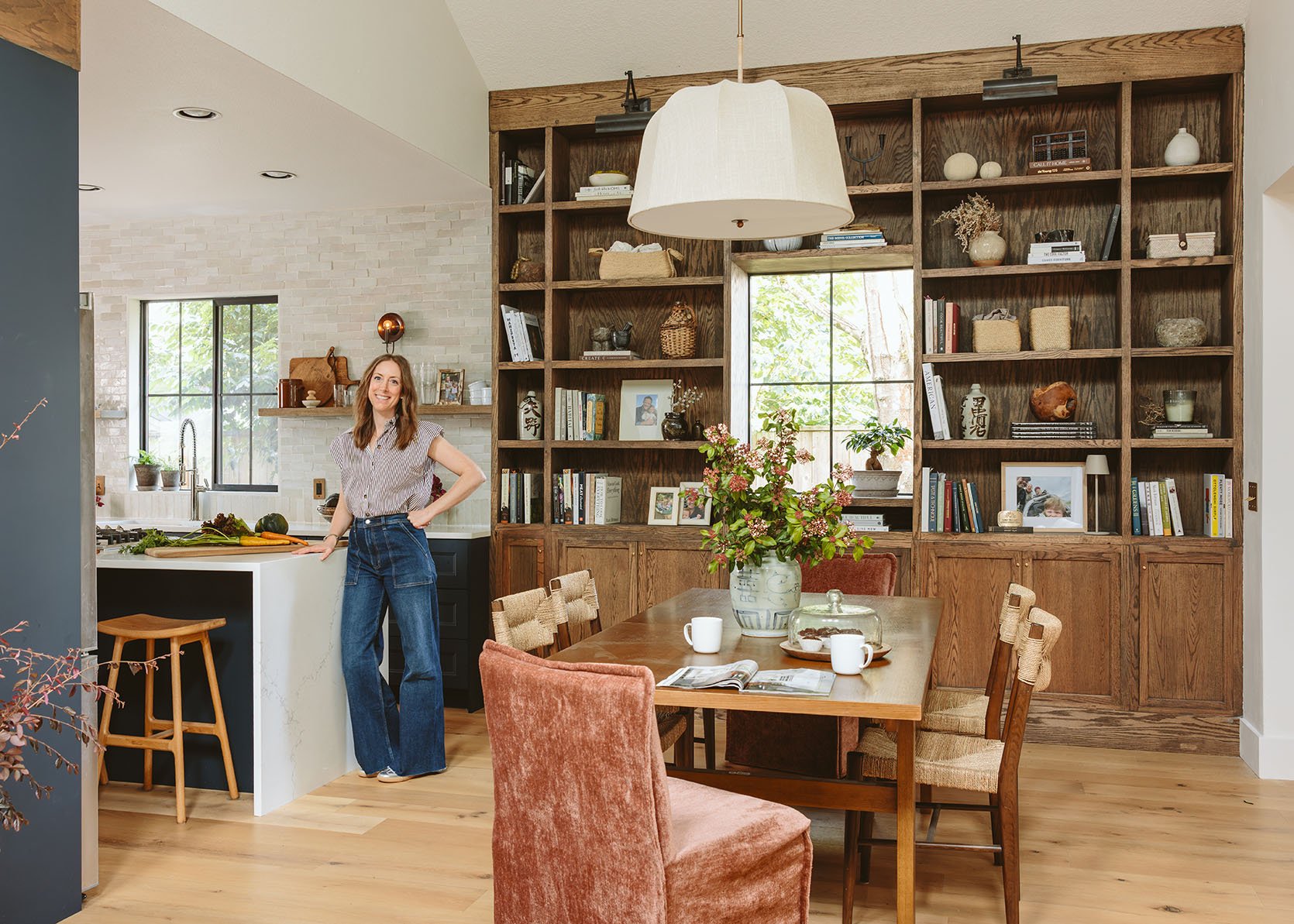 „Pasidaryk pats“ valgomasis atskleidė: kaip Chrissy ir Pete pastatė šią demonstracinę, įmontuotą knygų lentyną