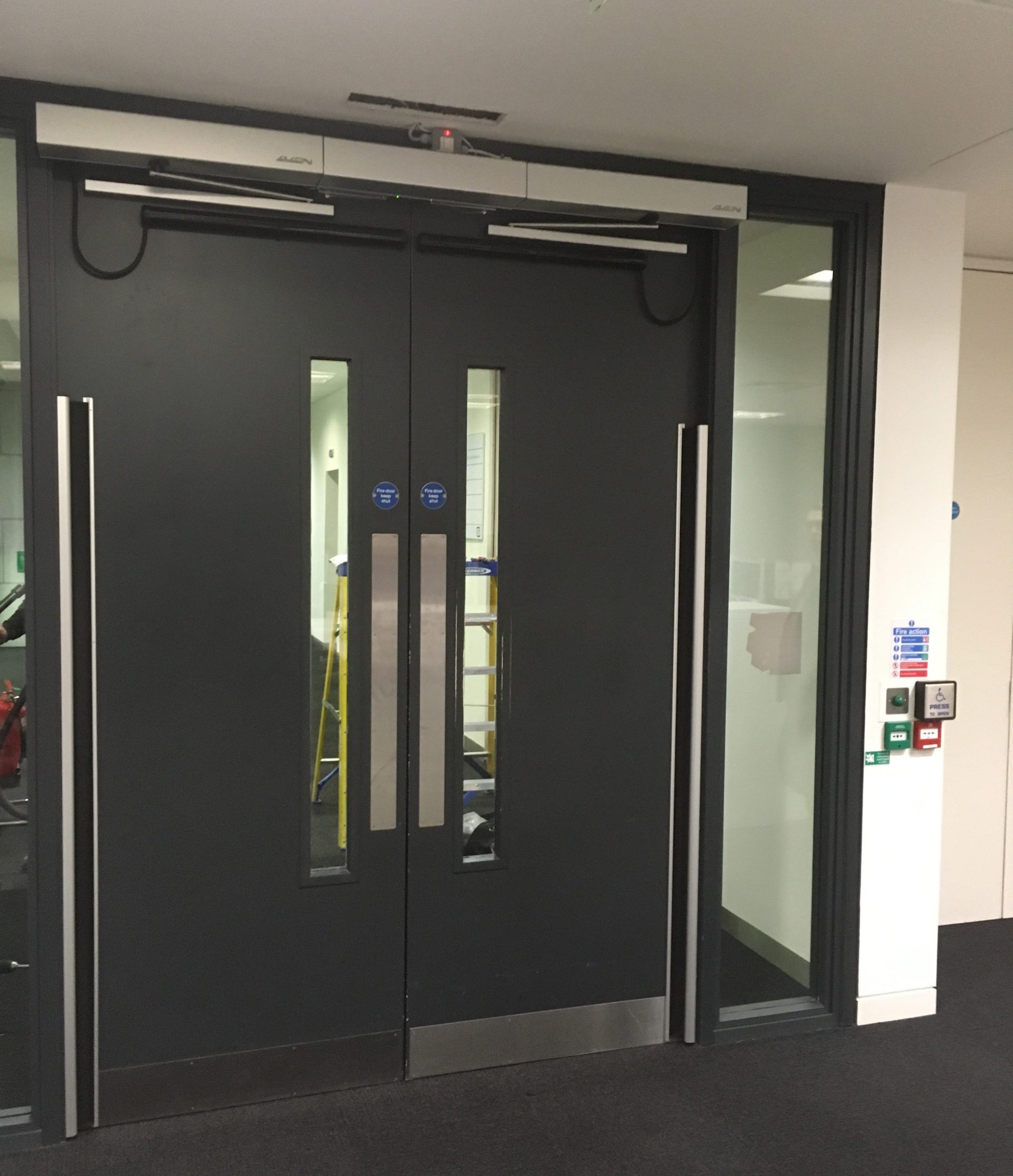 ADSA vadovauja visos pramonės iniciatyvai, užtikrinančiai saugų priešgaisrinių durų automatizavimą