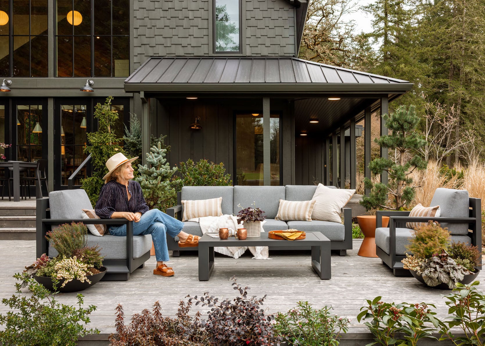 Lauko oazės sukūrimas „Carly“ su „AllModern“ – tinkamas rinkinys